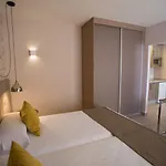 Ona